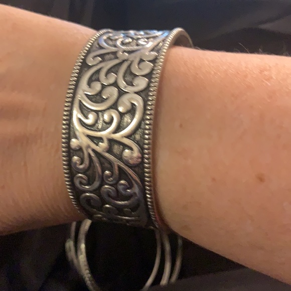 Bangle set of 2 Silver/Black Tone Carved Lot - Picture 3 of 4